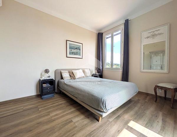 Coup de coeur ! Haut de villa rénové avec jardin privatif de 500 m²