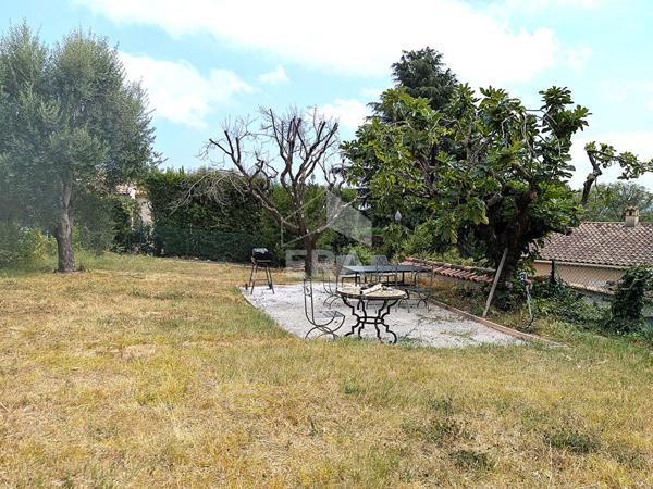 Coup de coeur ! Haut de villa rénové avec jardin privatif de 500 m²