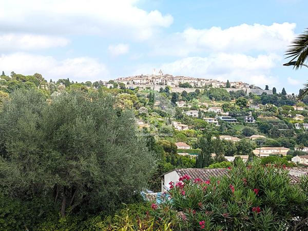 Coup de coeur ! Haut de villa rénové avec jardin privatif de 500 m²