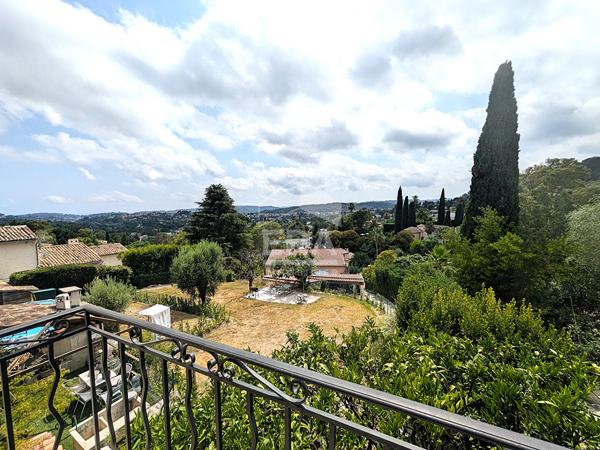 Coup de coeur ! Haut de villa rénové avec jardin privatif de 500 m²