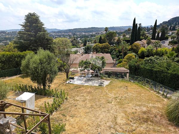 Coup de coeur ! Haut de villa rénové avec jardin privatif de 500 m²