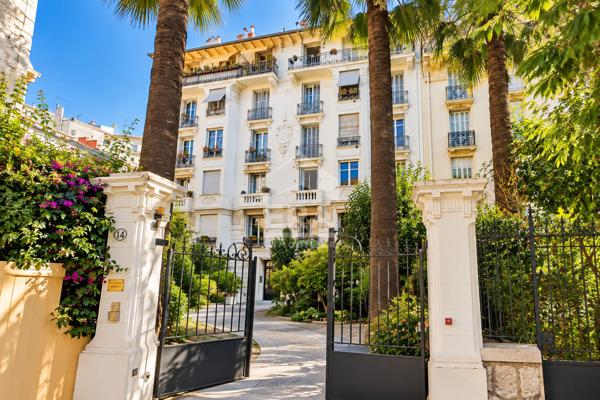 NICE - FLEURS / DEPOILLY : VASTE 4 PIÈCES TRAVERSANT SUD/NORD AVEC BALCONS DANS UN BEAU BOURGEOIS