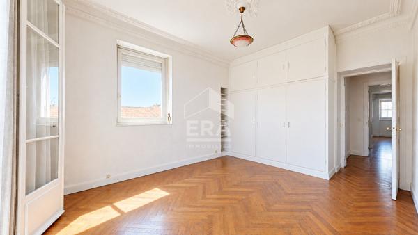 NICE - FLEURS / DEPOILLY : VASTE 4 PIÈCES TRAVERSANT SUD/NORD AVEC BALCONS DANS UN BEAU BOURGEOIS