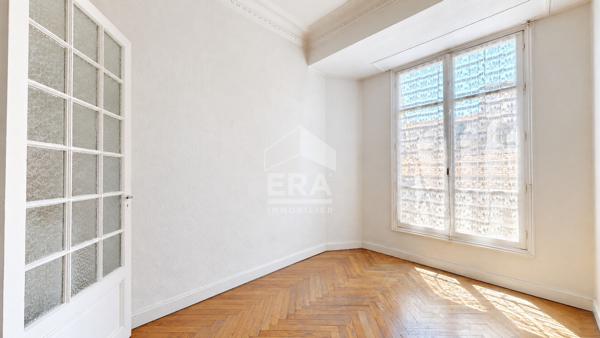 NICE - FLEURS / DEPOILLY : VASTE 4 PIÈCES TRAVERSANT SUD/NORD AVEC BALCONS DANS UN BEAU BOURGEOIS