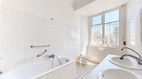 NICE - FLEURS / DEPOILLY : VASTE 4 PIÈCES TRAVERSANT SUD/NORD AVEC BALCONS DANS UN BEAU BOURGEOIS