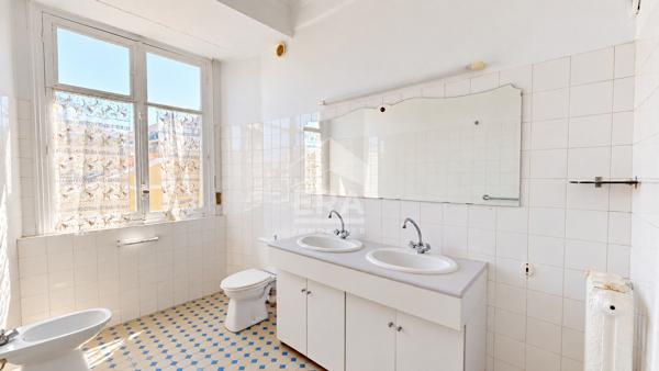 NICE - FLEURS / DEPOILLY : VASTE 4 PIÈCES TRAVERSANT SUD/NORD AVEC BALCONS DANS UN BEAU BOURGEOIS