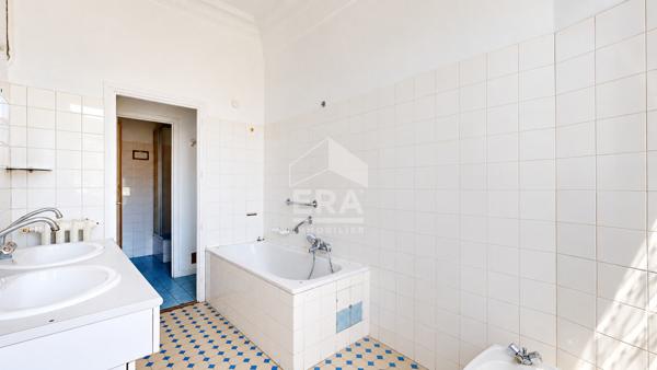 NICE - FLEURS / DEPOILLY : VASTE 4 PIÈCES TRAVERSANT SUD/NORD AVEC BALCONS DANS UN BEAU BOURGEOIS