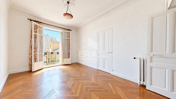 NICE - FLEURS / DEPOILLY : VASTE 4 PIÈCES TRAVERSANT SUD/NORD AVEC BALCONS DANS UN BEAU BOURGEOIS