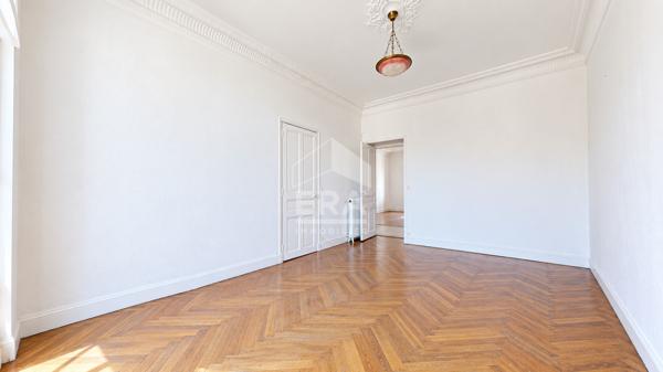 NICE - FLEURS / DEPOILLY : VASTE 4 PIÈCES TRAVERSANT SUD/NORD AVEC BALCONS DANS UN BEAU BOURGEOIS