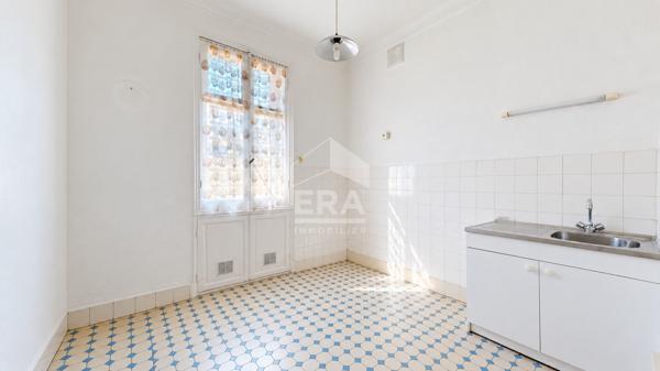 NICE - FLEURS / DEPOILLY : VASTE 4 PIÈCES TRAVERSANT SUD/NORD AVEC BALCONS DANS UN BEAU BOURGEOIS