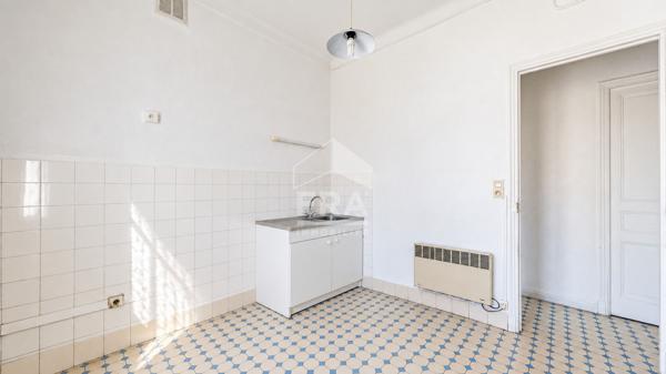 NICE - FLEURS / DEPOILLY : VASTE 4 PIÈCES TRAVERSANT SUD/NORD AVEC BALCONS DANS UN BEAU BOURGEOIS