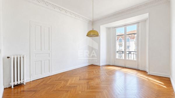 NICE - FLEURS / DEPOILLY : VASTE 4 PIÈCES TRAVERSANT SUD/NORD AVEC BALCONS DANS UN BEAU BOURGEOIS