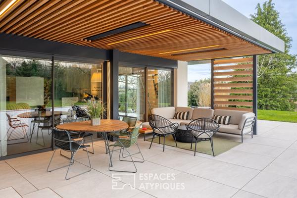 Maison d’architecte avec piscine et jardin paysager