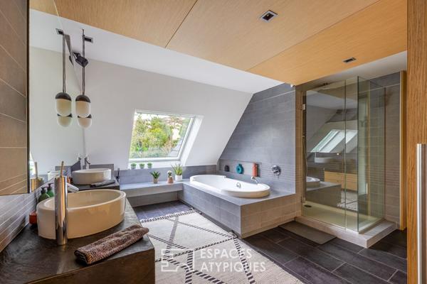 Maison d’architecte avec piscine et jardin paysager