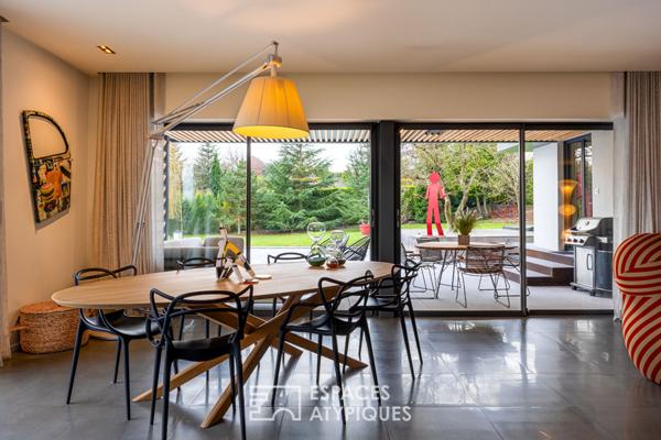 Maison d’architecte avec piscine et jardin paysager