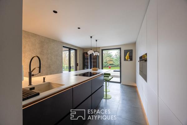 Maison d’architecte avec piscine et jardin paysager