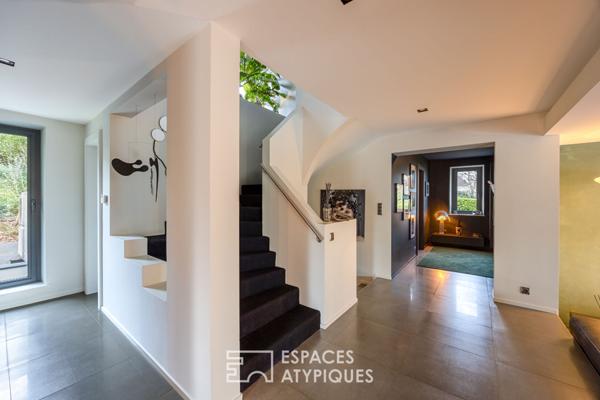 Maison d’architecte avec piscine et jardin paysager