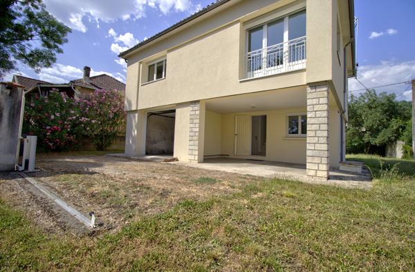 BON ENCONTRE - Maison individuelle rénovée sur sous-sol comprenant 5 pièces principales de 91 m² avec garage sur un terrain de 750 m² environ.