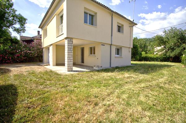 BON ENCONTRE - Maison individuelle rénovée sur sous-sol comprenant 5 pièces principales de 91 m² avec garage sur un terrain de 750 m² environ.