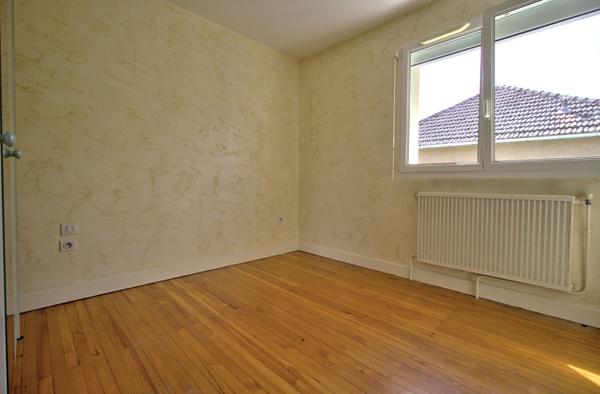 BON ENCONTRE - Maison individuelle rénovée sur sous-sol comprenant 5 pièces principales de 91 m² avec garage sur un terrain de 750 m² environ.