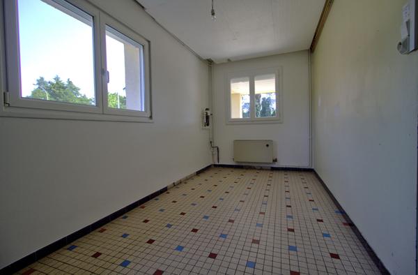 BON ENCONTRE - Maison individuelle rénovée sur sous-sol comprenant 5 pièces principales de 91 m² avec garage sur un terrain de 750 m² environ.