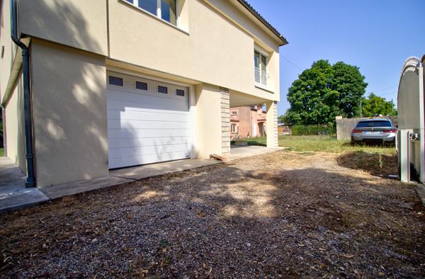 BON ENCONTRE - Maison individuelle rénovée sur sous-sol comprenant 5 pièces principales de 91 m² avec garage sur un terrain de 750 m² environ.