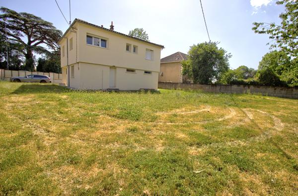 BON ENCONTRE - Maison individuelle rénovée sur sous-sol comprenant 5 pièces principales de 91 m² avec garage sur un terrain de 750 m² environ.