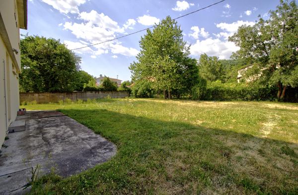 BON ENCONTRE - Maison individuelle rénovée sur sous-sol comprenant 5 pièces principales de 91 m² avec garage sur un terrain de 750 m² environ.