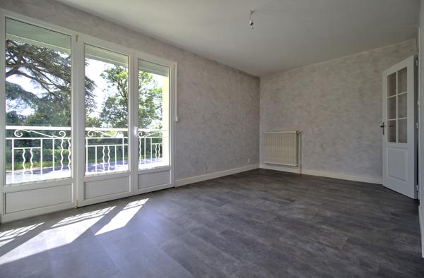 BON ENCONTRE - Maison individuelle rénovée sur sous-sol comprenant 5 pièces principales de 91 m² avec garage sur un terrain de 750 m² environ.