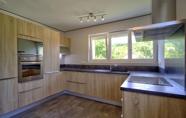 BON ENCONTRE - Maison individuelle rénovée sur sous-sol comprenant 5 pièces principales de 91 m² avec garage sur un terrain de 750 m² environ.