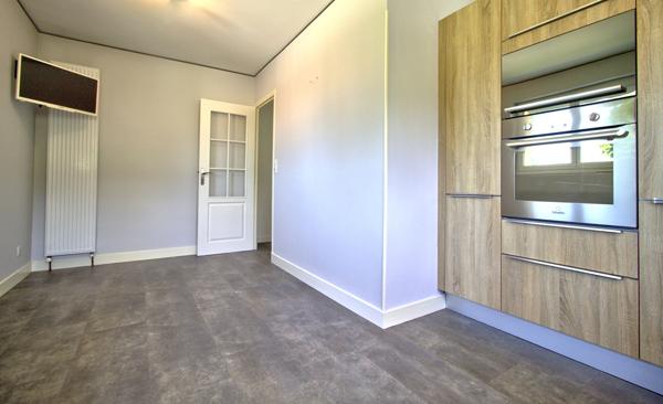 BON ENCONTRE - Maison individuelle rénovée sur sous-sol comprenant 5 pièces principales de 91 m² avec garage sur un terrain de 750 m² environ.