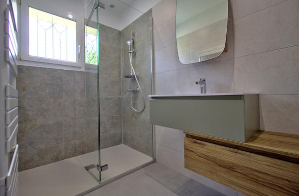 BON ENCONTRE - Maison individuelle rénovée sur sous-sol comprenant 5 pièces principales de 91 m² avec garage sur un terrain de 750 m² environ.