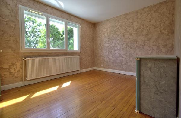 BON ENCONTRE - Maison individuelle rénovée sur sous-sol comprenant 5 pièces principales de 91 m² avec garage sur un terrain de 750 m² environ.