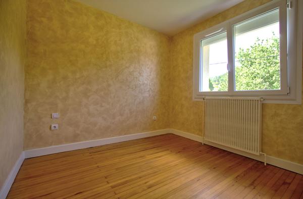 BON ENCONTRE - Maison individuelle rénovée sur sous-sol comprenant 5 pièces principales de 91 m² avec garage sur un terrain de 750 m² environ.