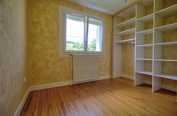 BON ENCONTRE - Maison individuelle rénovée sur sous-sol comprenant 5 pièces principales de 91 m² avec garage sur un terrain de 750 m² environ.