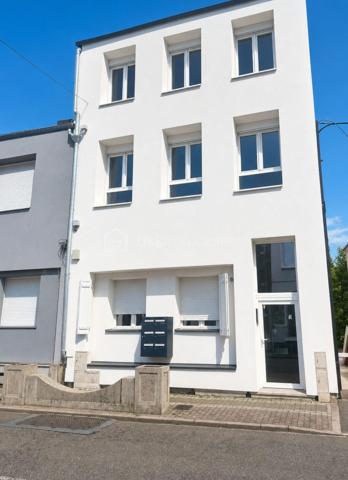 EXCLUSIVITÉ : INVESTISSEURS – IMMEUBLE DE RAPPORT À FORTE RENTABILITÉ + de 15% BRUT
Situé à Creutzwald, cet immeuble de rapport entièrement rénové représente une opportunité rare pour investisseurs à la recherche d’un rendement élevé et d’un fort potentiel d’évolution.
L’immeuble se compose de 5 appartements répartis comme suit :
• Rez-de-chaussée : 1 studio + 1 appartement T2 exploités en location courte durée type Airbnb
• 1er étage : 1 spacieux T4
• 2ème étage : 2 appartements T2
Revenus locatifs estimés :
• Activité Airbnb (studio + T2) avec un taux de remplissage moyen de 65 % : environ 4 500 € / mois lissé sur 12  mois
• Revenus locatifs des 3 appartements estimés à  : 1 845 € / mois
➡ Soit un excellent rendement brut supérieur à 15 %, avec encore des possibilités d’optimisation et d’augmentation de la rentabilité.
L’ensemble de l’immeuble a bénéficié d’une rénovation complète avec des matériaux de qualité :
✔ Salles de bains équipées
✔ Cuisines installées
✔ Prestations modernes et soignées
✔ Aucun gros travaux à prévoir
Situé à seulement 10 minutes du centre-ville, le bien dispose également d’un local au rez-de-jardin et d’un terrain offrant un potentiel complémentaire de valorisation.
Ce bien est idéal pour :
• Investisseur patrimonial
• Exploitation mixte courte et longue durée
• Recherche de cash-flow immédiat
• Projet d’optimisation locative
Dossier complet, chiffres détaillés et étude de rentabilité disponibles sur demande.