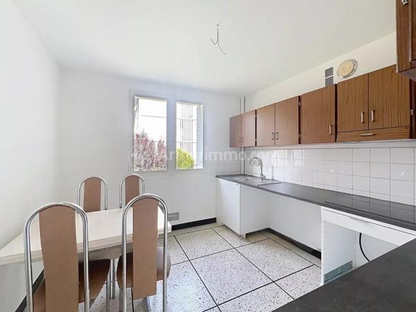 Location                                                      Appartement
                        
                     3 pièces                      70 m2                     à Clermont-Ferrand