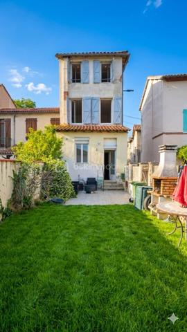 Idéalement située en plein centre de Gaillac, cette charmante maison de ville vous séduira par ses volumes, son potentiel d'aménagement et sa proximité immédiate des commerces, écoles et transports.

Répartie sur trois niveaux, elle offre un cadre de vie confortable et fonctionnel :

Au rez-de-chaussée, vous découvrirez une cuisine lumineuse avec vue sur le jardin, un salon chaleureux, une chambre parentale avec une salle d'eau et un WC indépendant.
Au premier étage, deux belles chambres et une salle de bain.
Enfin, au deuxième et dernier étage, une chambre bénéficie d'une vue imprenable sur le paysage gaillacois. Des combles d'environ 20 m² complètent ce niveau et offrent un beau potentiel d'aménagement pour créer une seconde suite parentale, un bureau ou un espace de loisirs selon vos envies.

Côté confort, la maison dispose d'un chauffage au gaz de ville assuré par une chaudière récente installée en 2021. Les menuiseries en PVC double vitrage garantissent une bonne isolation, tandis que la toiture a été entièrement refaite en 2025.

À l'extérieur, vous profiterez d'une agréable terrasse pour les beaux jours ainsi que d'un jardin intimiste d'environ 40 m², idéal pour les repas en famille ou les moments de détente.

Enfin, la maison est raccordée à la fibre optique et bénéficie d'une cave d'environ 25 m² en sous-sol, offrant un espace de stockage appréciable.

Une opportunité rare en centre-ville, alliant charme, confort et potentiel d'évolution. À découvrir sans tarder !