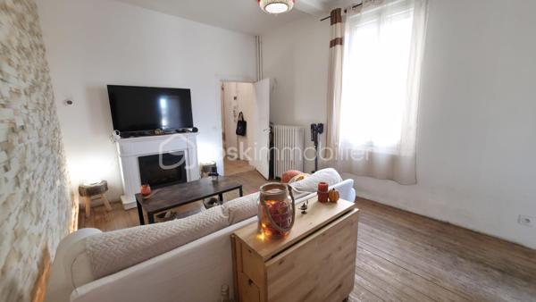 Idéalement située en plein centre de Gaillac, cette charmante maison de ville vous séduira par ses volumes, son potentiel d'aménagement et sa proximité immédiate des commerces, écoles et transports.

Répartie sur trois niveaux, elle offre un cadre de vie confortable et fonctionnel :

Au rez-de-chaussée, vous découvrirez une cuisine lumineuse avec vue sur le jardin, un salon chaleureux, une chambre parentale avec une salle d'eau et un WC indépendant.
Au premier étage, deux belles chambres et une salle de bain.
Enfin, au deuxième et dernier étage, une chambre bénéficie d'une vue imprenable sur le paysage gaillacois. Des combles d'environ 20 m² complètent ce niveau et offrent un beau potentiel d'aménagement pour créer une seconde suite parentale, un bureau ou un espace de loisirs selon vos envies.

Côté confort, la maison dispose d'un chauffage au gaz de ville assuré par une chaudière récente installée en 2021. Les menuiseries en PVC double vitrage garantissent une bonne isolation, tandis que la toiture a été entièrement refaite en 2025.

À l'extérieur, vous profiterez d'une agréable terrasse pour les beaux jours ainsi que d'un jardin intimiste d'environ 40 m², idéal pour les repas en famille ou les moments de détente.

Enfin, la maison est raccordée à la fibre optique et bénéficie d'une cave d'environ 25 m² en sous-sol, offrant un espace de stockage appréciable.

Une opportunité rare en centre-ville, alliant charme, confort et potentiel d'évolution. À découvrir sans tarder !