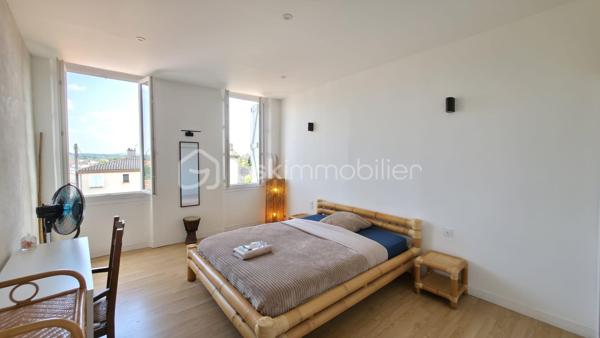 Idéalement située en plein centre de Gaillac, cette charmante maison de ville vous séduira par ses volumes, son potentiel d'aménagement et sa proximité immédiate des commerces, écoles et transports.

Répartie sur trois niveaux, elle offre un cadre de vie confortable et fonctionnel :

Au rez-de-chaussée, vous découvrirez une cuisine lumineuse avec vue sur le jardin, un salon chaleureux, une chambre parentale avec une salle d'eau et un WC indépendant.
Au premier étage, deux belles chambres et une salle de bain.
Enfin, au deuxième et dernier étage, une chambre bénéficie d'une vue imprenable sur le paysage gaillacois. Des combles d'environ 20 m² complètent ce niveau et offrent un beau potentiel d'aménagement pour créer une seconde suite parentale, un bureau ou un espace de loisirs selon vos envies.

Côté confort, la maison dispose d'un chauffage au gaz de ville assuré par une chaudière récente installée en 2021. Les menuiseries en PVC double vitrage garantissent une bonne isolation, tandis que la toiture a été entièrement refaite en 2025.

À l'extérieur, vous profiterez d'une agréable terrasse pour les beaux jours ainsi que d'un jardin intimiste d'environ 40 m², idéal pour les repas en famille ou les moments de détente.

Enfin, la maison est raccordée à la fibre optique et bénéficie d'une cave d'environ 25 m² en sous-sol, offrant un espace de stockage appréciable.

Une opportunité rare en centre-ville, alliant charme, confort et potentiel d'évolution. À découvrir sans tarder !