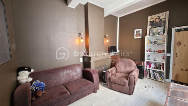 Idéalement située en plein centre de Gaillac, cette charmante maison de ville vous séduira par ses volumes, son potentiel d'aménagement et sa proximité immédiate des commerces, écoles et transports.

Répartie sur trois niveaux, elle offre un cadre de vie confortable et fonctionnel :

Au rez-de-chaussée, vous découvrirez une cuisine lumineuse avec vue sur le jardin, un salon chaleureux, une chambre parentale avec une salle d'eau et un WC indépendant.
Au premier étage, deux belles chambres et une salle de bain.
Enfin, au deuxième et dernier étage, une chambre bénéficie d'une vue imprenable sur le paysage gaillacois. Des combles d'environ 20 m² complètent ce niveau et offrent un beau potentiel d'aménagement pour créer une seconde suite parentale, un bureau ou un espace de loisirs selon vos envies.

Côté confort, la maison dispose d'un chauffage au gaz de ville assuré par une chaudière récente installée en 2021. Les menuiseries en PVC double vitrage garantissent une bonne isolation, tandis que la toiture a été entièrement refaite en 2025.

À l'extérieur, vous profiterez d'une agréable terrasse pour les beaux jours ainsi que d'un jardin intimiste d'environ 40 m², idéal pour les repas en famille ou les moments de détente.

Enfin, la maison est raccordée à la fibre optique et bénéficie d'une cave d'environ 25 m² en sous-sol, offrant un espace de stockage appréciable.

Une opportunité rare en centre-ville, alliant charme, confort et potentiel d'évolution. À découvrir sans tarder !