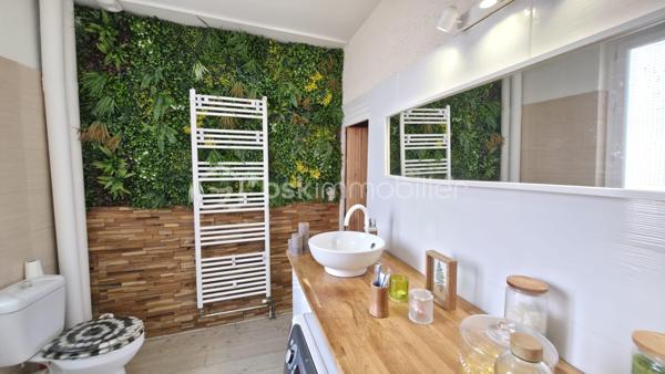 Idéalement située en plein centre de Gaillac, cette charmante maison de ville vous séduira par ses volumes, son potentiel d'aménagement et sa proximité immédiate des commerces, écoles et transports.

Répartie sur trois niveaux, elle offre un cadre de vie confortable et fonctionnel :

Au rez-de-chaussée, vous découvrirez une cuisine lumineuse avec vue sur le jardin, un salon chaleureux, une chambre parentale avec une salle d'eau et un WC indépendant.
Au premier étage, deux belles chambres et une salle de bain.
Enfin, au deuxième et dernier étage, une chambre bénéficie d'une vue imprenable sur le paysage gaillacois. Des combles d'environ 20 m² complètent ce niveau et offrent un beau potentiel d'aménagement pour créer une seconde suite parentale, un bureau ou un espace de loisirs selon vos envies.

Côté confort, la maison dispose d'un chauffage au gaz de ville assuré par une chaudière récente installée en 2021. Les menuiseries en PVC double vitrage garantissent une bonne isolation, tandis que la toiture a été entièrement refaite en 2025.

À l'extérieur, vous profiterez d'une agréable terrasse pour les beaux jours ainsi que d'un jardin intimiste d'environ 40 m², idéal pour les repas en famille ou les moments de détente.

Enfin, la maison est raccordée à la fibre optique et bénéficie d'une cave d'environ 25 m² en sous-sol, offrant un espace de stockage appréciable.

Une opportunité rare en centre-ville, alliant charme, confort et potentiel d'évolution. À découvrir sans tarder !