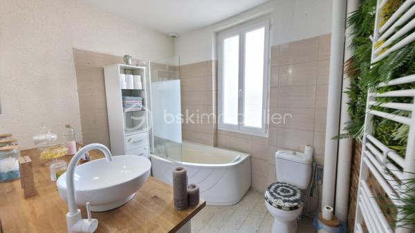Idéalement située en plein centre de Gaillac, cette charmante maison de ville vous séduira par ses volumes, son potentiel d'aménagement et sa proximité immédiate des commerces, écoles et transports.

Répartie sur trois niveaux, elle offre un cadre de vie confortable et fonctionnel :

Au rez-de-chaussée, vous découvrirez une cuisine lumineuse avec vue sur le jardin, un salon chaleureux, une chambre parentale avec une salle d'eau et un WC indépendant.
Au premier étage, deux belles chambres et une salle de bain.
Enfin, au deuxième et dernier étage, une chambre bénéficie d'une vue imprenable sur le paysage gaillacois. Des combles d'environ 20 m² complètent ce niveau et offrent un beau potentiel d'aménagement pour créer une seconde suite parentale, un bureau ou un espace de loisirs selon vos envies.

Côté confort, la maison dispose d'un chauffage au gaz de ville assuré par une chaudière récente installée en 2021. Les menuiseries en PVC double vitrage garantissent une bonne isolation, tandis que la toiture a été entièrement refaite en 2025.

À l'extérieur, vous profiterez d'une agréable terrasse pour les beaux jours ainsi que d'un jardin intimiste d'environ 40 m², idéal pour les repas en famille ou les moments de détente.

Enfin, la maison est raccordée à la fibre optique et bénéficie d'une cave d'environ 25 m² en sous-sol, offrant un espace de stockage appréciable.

Une opportunité rare en centre-ville, alliant charme, confort et potentiel d'évolution. À découvrir sans tarder !