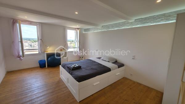 Idéalement située en plein centre de Gaillac, cette charmante maison de ville vous séduira par ses volumes, son potentiel d'aménagement et sa proximité immédiate des commerces, écoles et transports.

Répartie sur trois niveaux, elle offre un cadre de vie confortable et fonctionnel :

Au rez-de-chaussée, vous découvrirez une cuisine lumineuse avec vue sur le jardin, un salon chaleureux, une chambre parentale avec une salle d'eau et un WC indépendant.
Au premier étage, deux belles chambres et une salle de bain.
Enfin, au deuxième et dernier étage, une chambre bénéficie d'une vue imprenable sur le paysage gaillacois. Des combles d'environ 20 m² complètent ce niveau et offrent un beau potentiel d'aménagement pour créer une seconde suite parentale, un bureau ou un espace de loisirs selon vos envies.

Côté confort, la maison dispose d'un chauffage au gaz de ville assuré par une chaudière récente installée en 2021. Les menuiseries en PVC double vitrage garantissent une bonne isolation, tandis que la toiture a été entièrement refaite en 2025.

À l'extérieur, vous profiterez d'une agréable terrasse pour les beaux jours ainsi que d'un jardin intimiste d'environ 40 m², idéal pour les repas en famille ou les moments de détente.

Enfin, la maison est raccordée à la fibre optique et bénéficie d'une cave d'environ 25 m² en sous-sol, offrant un espace de stockage appréciable.

Une opportunité rare en centre-ville, alliant charme, confort et potentiel d'évolution. À découvrir sans tarder !