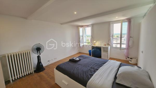Idéalement située en plein centre de Gaillac, cette charmante maison de ville vous séduira par ses volumes, son potentiel d'aménagement et sa proximité immédiate des commerces, écoles et transports.

Répartie sur trois niveaux, elle offre un cadre de vie confortable et fonctionnel :

Au rez-de-chaussée, vous découvrirez une cuisine lumineuse avec vue sur le jardin, un salon chaleureux, une chambre parentale avec une salle d'eau et un WC indépendant.
Au premier étage, deux belles chambres et une salle de bain.
Enfin, au deuxième et dernier étage, une chambre bénéficie d'une vue imprenable sur le paysage gaillacois. Des combles d'environ 20 m² complètent ce niveau et offrent un beau potentiel d'aménagement pour créer une seconde suite parentale, un bureau ou un espace de loisirs selon vos envies.

Côté confort, la maison dispose d'un chauffage au gaz de ville assuré par une chaudière récente installée en 2021. Les menuiseries en PVC double vitrage garantissent une bonne isolation, tandis que la toiture a été entièrement refaite en 2025.

À l'extérieur, vous profiterez d'une agréable terrasse pour les beaux jours ainsi que d'un jardin intimiste d'environ 40 m², idéal pour les repas en famille ou les moments de détente.

Enfin, la maison est raccordée à la fibre optique et bénéficie d'une cave d'environ 25 m² en sous-sol, offrant un espace de stockage appréciable.

Une opportunité rare en centre-ville, alliant charme, confort et potentiel d'évolution. À découvrir sans tarder !