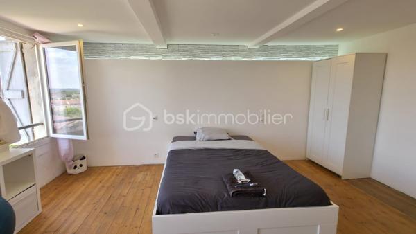 Idéalement située en plein centre de Gaillac, cette charmante maison de ville vous séduira par ses volumes, son potentiel d'aménagement et sa proximité immédiate des commerces, écoles et transports.

Répartie sur trois niveaux, elle offre un cadre de vie confortable et fonctionnel :

Au rez-de-chaussée, vous découvrirez une cuisine lumineuse avec vue sur le jardin, un salon chaleureux, une chambre parentale avec une salle d'eau et un WC indépendant.
Au premier étage, deux belles chambres et une salle de bain.
Enfin, au deuxième et dernier étage, une chambre bénéficie d'une vue imprenable sur le paysage gaillacois. Des combles d'environ 20 m² complètent ce niveau et offrent un beau potentiel d'aménagement pour créer une seconde suite parentale, un bureau ou un espace de loisirs selon vos envies.

Côté confort, la maison dispose d'un chauffage au gaz de ville assuré par une chaudière récente installée en 2021. Les menuiseries en PVC double vitrage garantissent une bonne isolation, tandis que la toiture a été entièrement refaite en 2025.

À l'extérieur, vous profiterez d'une agréable terrasse pour les beaux jours ainsi que d'un jardin intimiste d'environ 40 m², idéal pour les repas en famille ou les moments de détente.

Enfin, la maison est raccordée à la fibre optique et bénéficie d'une cave d'environ 25 m² en sous-sol, offrant un espace de stockage appréciable.

Une opportunité rare en centre-ville, alliant charme, confort et potentiel d'évolution. À découvrir sans tarder !