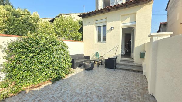 Idéalement située en plein centre de Gaillac, cette charmante maison de ville vous séduira par ses volumes, son potentiel d'aménagement et sa proximité immédiate des commerces, écoles et transports.

Répartie sur trois niveaux, elle offre un cadre de vie confortable et fonctionnel :

Au rez-de-chaussée, vous découvrirez une cuisine lumineuse avec vue sur le jardin, un salon chaleureux, une chambre parentale avec une salle d'eau et un WC indépendant.
Au premier étage, deux belles chambres et une salle de bain.
Enfin, au deuxième et dernier étage, une chambre bénéficie d'une vue imprenable sur le paysage gaillacois. Des combles d'environ 20 m² complètent ce niveau et offrent un beau potentiel d'aménagement pour créer une seconde suite parentale, un bureau ou un espace de loisirs selon vos envies.

Côté confort, la maison dispose d'un chauffage au gaz de ville assuré par une chaudière récente installée en 2021. Les menuiseries en PVC double vitrage garantissent une bonne isolation, tandis que la toiture a été entièrement refaite en 2025.

À l'extérieur, vous profiterez d'une agréable terrasse pour les beaux jours ainsi que d'un jardin intimiste d'environ 40 m², idéal pour les repas en famille ou les moments de détente.

Enfin, la maison est raccordée à la fibre optique et bénéficie d'une cave d'environ 25 m² en sous-sol, offrant un espace de stockage appréciable.

Une opportunité rare en centre-ville, alliant charme, confort et potentiel d'évolution. À découvrir sans tarder !