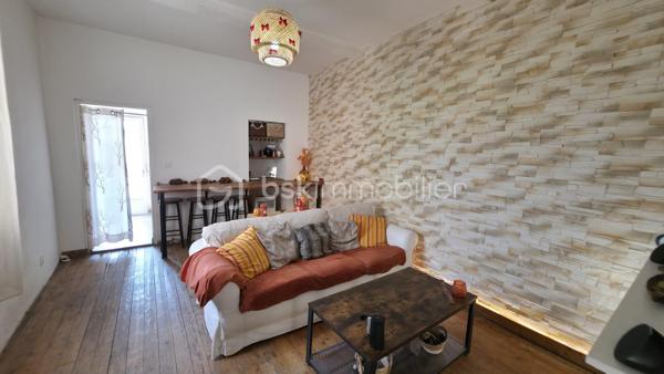 Idéalement située en plein centre de Gaillac, cette charmante maison de ville vous séduira par ses volumes, son potentiel d'aménagement et sa proximité immédiate des commerces, écoles et transports.

Répartie sur trois niveaux, elle offre un cadre de vie confortable et fonctionnel :

Au rez-de-chaussée, vous découvrirez une cuisine lumineuse avec vue sur le jardin, un salon chaleureux, une chambre parentale avec une salle d'eau et un WC indépendant.
Au premier étage, deux belles chambres et une salle de bain.
Enfin, au deuxième et dernier étage, une chambre bénéficie d'une vue imprenable sur le paysage gaillacois. Des combles d'environ 20 m² complètent ce niveau et offrent un beau potentiel d'aménagement pour créer une seconde suite parentale, un bureau ou un espace de loisirs selon vos envies.

Côté confort, la maison dispose d'un chauffage au gaz de ville assuré par une chaudière récente installée en 2021. Les menuiseries en PVC double vitrage garantissent une bonne isolation, tandis que la toiture a été entièrement refaite en 2025.

À l'extérieur, vous profiterez d'une agréable terrasse pour les beaux jours ainsi que d'un jardin intimiste d'environ 40 m², idéal pour les repas en famille ou les moments de détente.

Enfin, la maison est raccordée à la fibre optique et bénéficie d'une cave d'environ 25 m² en sous-sol, offrant un espace de stockage appréciable.

Une opportunité rare en centre-ville, alliant charme, confort et potentiel d'évolution. À découvrir sans tarder !