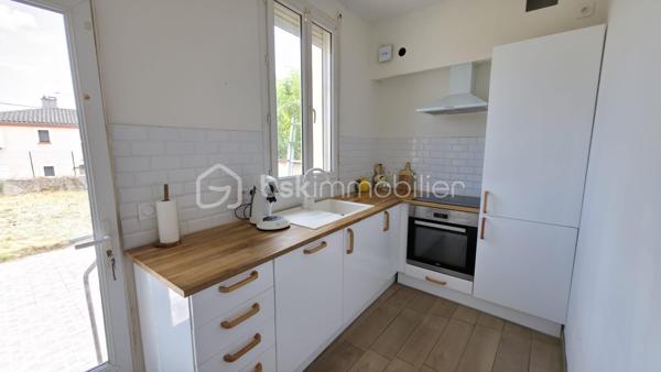 Idéalement située en plein centre de Gaillac, cette charmante maison de ville vous séduira par ses volumes, son potentiel d'aménagement et sa proximité immédiate des commerces, écoles et transports.

Répartie sur trois niveaux, elle offre un cadre de vie confortable et fonctionnel :

Au rez-de-chaussée, vous découvrirez une cuisine lumineuse avec vue sur le jardin, un salon chaleureux, une chambre parentale avec une salle d'eau et un WC indépendant.
Au premier étage, deux belles chambres et une salle de bain.
Enfin, au deuxième et dernier étage, une chambre bénéficie d'une vue imprenable sur le paysage gaillacois. Des combles d'environ 20 m² complètent ce niveau et offrent un beau potentiel d'aménagement pour créer une seconde suite parentale, un bureau ou un espace de loisirs selon vos envies.

Côté confort, la maison dispose d'un chauffage au gaz de ville assuré par une chaudière récente installée en 2021. Les menuiseries en PVC double vitrage garantissent une bonne isolation, tandis que la toiture a été entièrement refaite en 2025.

À l'extérieur, vous profiterez d'une agréable terrasse pour les beaux jours ainsi que d'un jardin intimiste d'environ 40 m², idéal pour les repas en famille ou les moments de détente.

Enfin, la maison est raccordée à la fibre optique et bénéficie d'une cave d'environ 25 m² en sous-sol, offrant un espace de stockage appréciable.

Une opportunité rare en centre-ville, alliant charme, confort et potentiel d'évolution. À découvrir sans tarder !