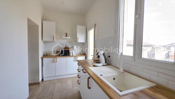 Idéalement située en plein centre de Gaillac, cette charmante maison de ville vous séduira par ses volumes, son potentiel d'aménagement et sa proximité immédiate des commerces, écoles et transports.

Répartie sur trois niveaux, elle offre un cadre de vie confortable et fonctionnel :

Au rez-de-chaussée, vous découvrirez une cuisine lumineuse avec vue sur le jardin, un salon chaleureux, une chambre parentale avec une salle d'eau et un WC indépendant.
Au premier étage, deux belles chambres et une salle de bain.
Enfin, au deuxième et dernier étage, une chambre bénéficie d'une vue imprenable sur le paysage gaillacois. Des combles d'environ 20 m² complètent ce niveau et offrent un beau potentiel d'aménagement pour créer une seconde suite parentale, un bureau ou un espace de loisirs selon vos envies.

Côté confort, la maison dispose d'un chauffage au gaz de ville assuré par une chaudière récente installée en 2021. Les menuiseries en PVC double vitrage garantissent une bonne isolation, tandis que la toiture a été entièrement refaite en 2025.

À l'extérieur, vous profiterez d'une agréable terrasse pour les beaux jours ainsi que d'un jardin intimiste d'environ 40 m², idéal pour les repas en famille ou les moments de détente.

Enfin, la maison est raccordée à la fibre optique et bénéficie d'une cave d'environ 25 m² en sous-sol, offrant un espace de stockage appréciable.

Une opportunité rare en centre-ville, alliant charme, confort et potentiel d'évolution. À découvrir sans tarder !